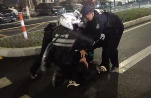 男子夜宵摊酒后滋事，海宁警方：拘！