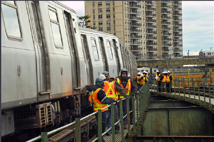 一周两起，纽约地铁又发生脱轨事故