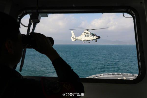 海军某舰载直升机团开展着舰训练