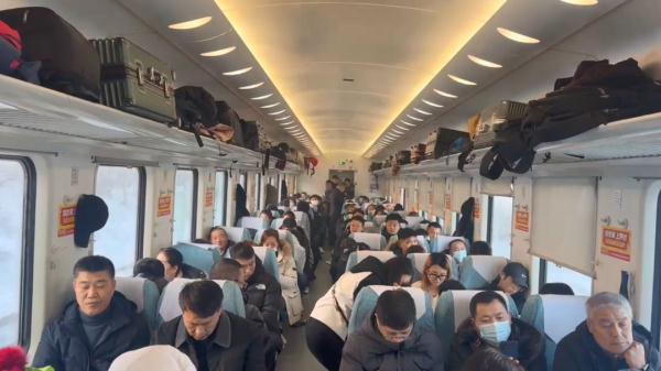 乌龙一场！一男子错拿并排放的“孪生行李箱”，结果……