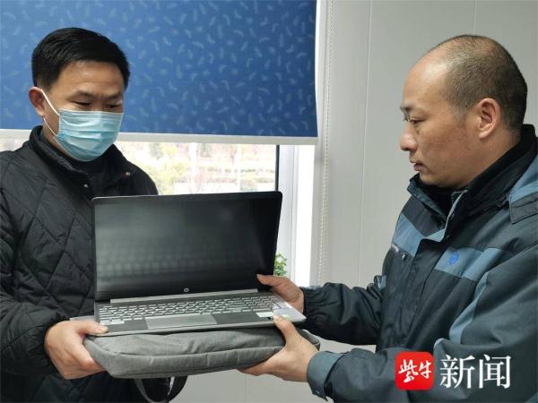 粗心乘客遗失存有重要科研资料的电脑，南京多名公交驾驶员合力帮寻回