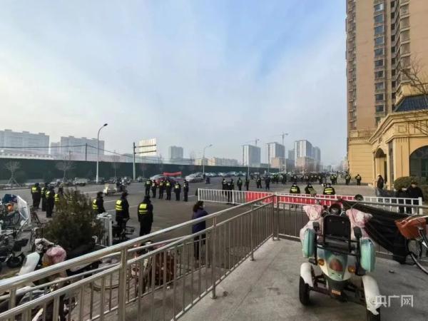 物业占道不让未付车位费业主进小区！业主高喊“物业霸凌，有家难回”！