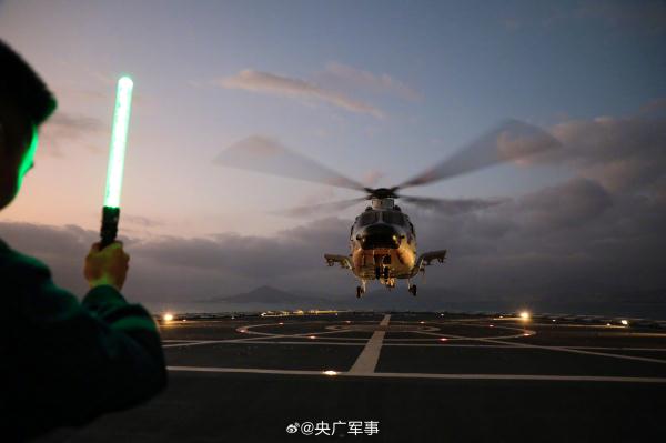 海军某舰载直升机团开展着舰训练