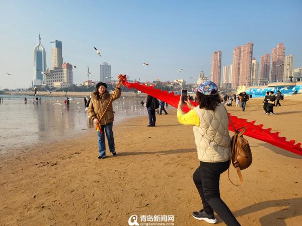 网友在青岛栈桥帮游客拍照遭驱赶恐吓？官方：已对相关业户停业整顿