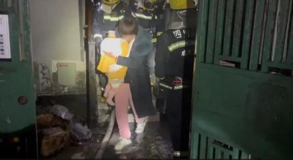 47岁男子向子女索要3000元生活费未果,纵火烧家被刑拘! 47岁男子向子女索要3000元生活费未果,纵火烧家被刑拘!