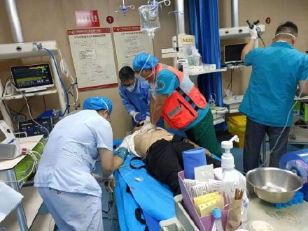 男子心跳骤停医生扎20支肾上腺素抢救 男子心跳骤停医生扎20支肾上腺素抢救