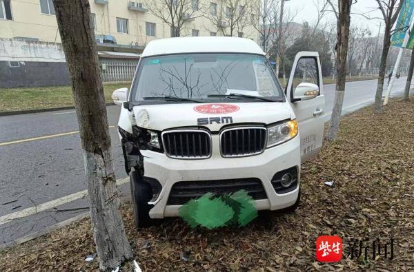 超车后两车齐头并进时，遇对面来车急速避让撞上大树