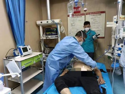 男子心跳骤停医生扎20支肾上腺素抢救 男子心跳骤停医生扎20支肾上腺素抢救
