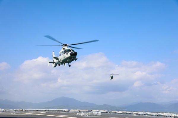 海军某舰载直升机团开展着舰训练