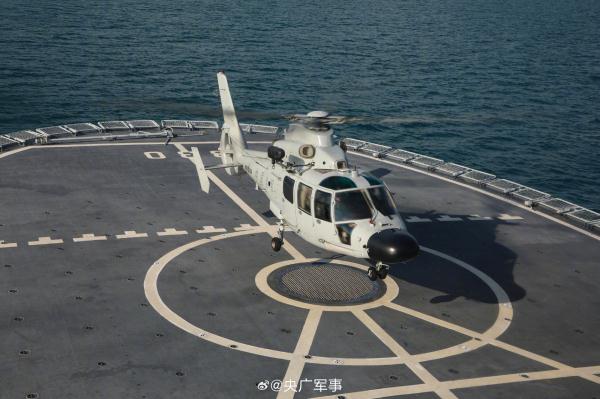 海军某舰载直升机团开展着舰训练