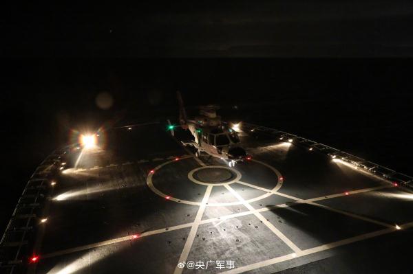 海军某舰载直升机团开展着舰训练