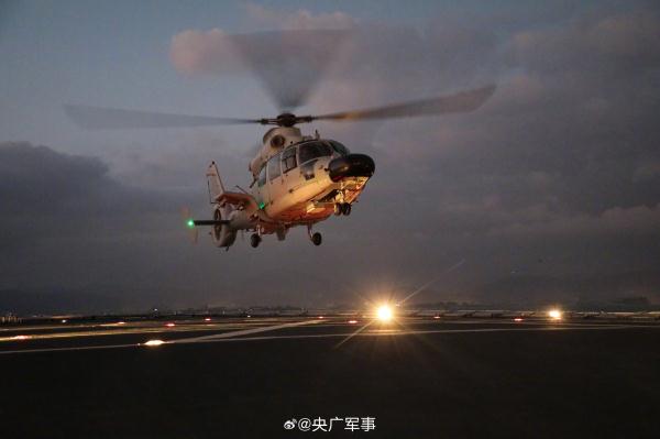 海军某舰载直升机团开展着舰训练