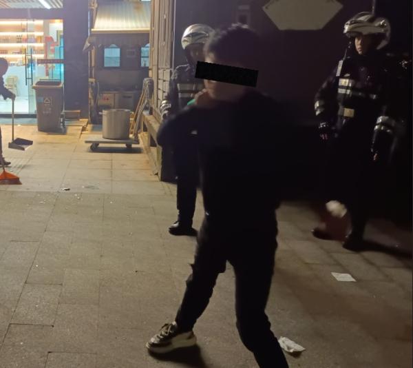男子夜宵摊酒后滋事，海宁警方：拘！