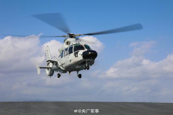 海军某舰载直升机团开展着舰训练
