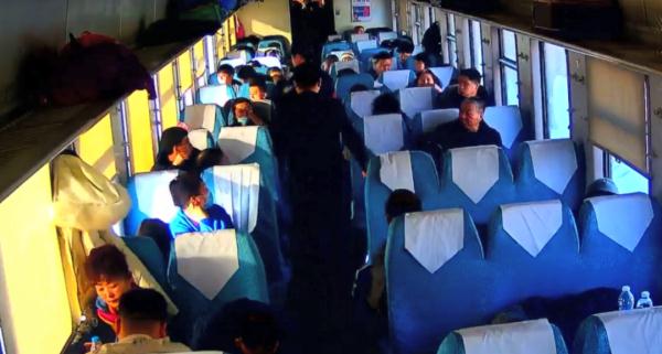 乌龙一场！一男子错拿并排放的“孪生行李箱”，结果……