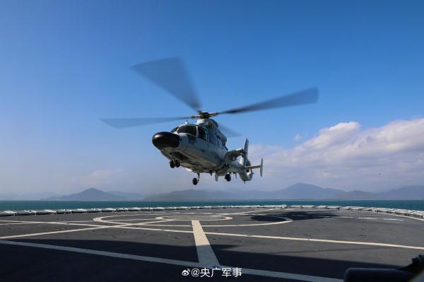 海军某舰载直升机团开展着舰训练