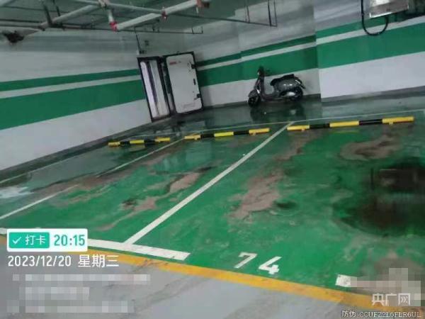 物业占道不让未付车位费业主进小区！业主高喊“物业霸凌，有家难回”！