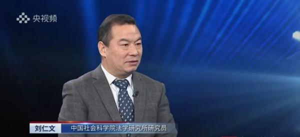 她看着账面上的20多万元，走进了公安局，不料竟牵扯出一桩涉及金额高达20亿元的大案