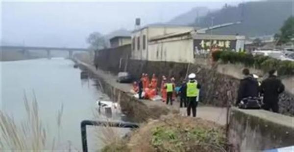 揪心！轿车坠河幸存男童已脑死亡，两名幼女需帮扶