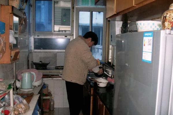 大学生实习遇“神仙房东”火上热搜，有人质疑是“剧本”？当事人发声