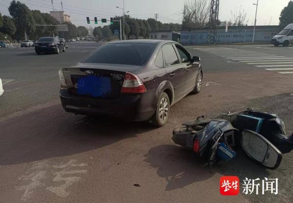 全责!男子驾车右转心太急,不慎带倒直行电动车 全责!男子驾车右转心太急,不慎带倒直行电动车