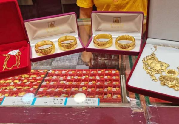 “镇店之宝都被抢空了”！有人一天买入超23万元黄金！专家提醒