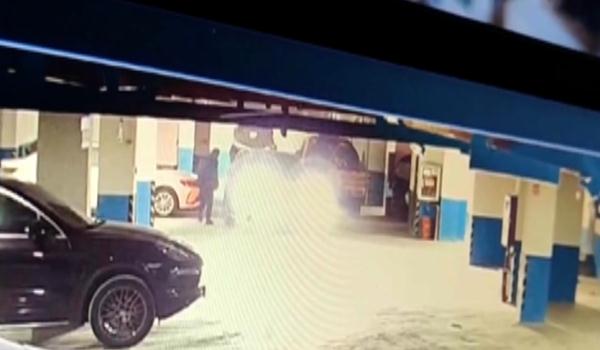 爱车停在车位遭刮蹭,调监控发现:肇事者当时下车了 爱车停在车位遭刮蹭,调监控发现:肇事者当时下车了