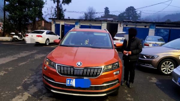 爱车停在车位遭刮蹭,调监控发现:肇事者当时下车了 爱车停在车位遭刮蹭,调监控发现:肇事者当时下车了