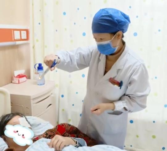 南宁一下水道爆炸,致2名学生受伤,多车被砸 南宁一下水道爆炸,致2名学生受伤,多车被砸