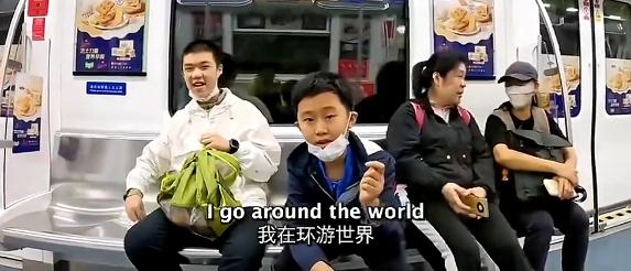 火了！外国网友深圳地铁偶遇“小孩哥”被折服……
