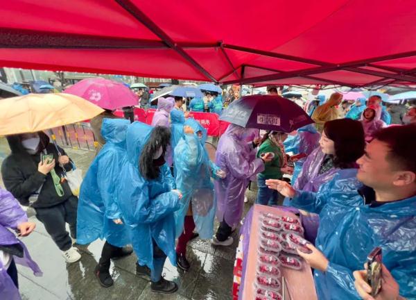 南宁市民排长队冒雨领取蔓越莓！发放活动持续到本周日