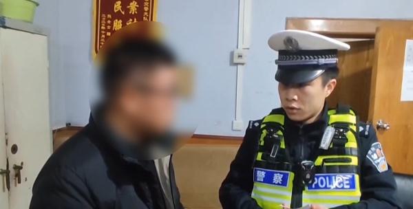 爱车停在车位遭刮蹭,调监控发现:肇事者当时下车了 爱车停在车位遭刮蹭,调监控发现:肇事者当时下车了