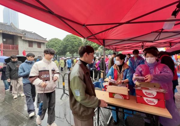 南宁市民排长队冒雨领取蔓越莓！发放活动持续到本周日