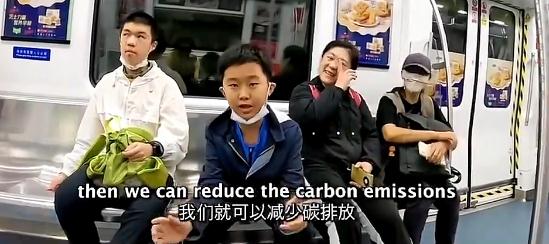 火了！外国网友深圳地铁偶遇“小孩哥”被折服……