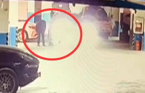 爱车停在车位遭刮蹭,调监控发现:肇事者当时下车了 爱车停在车位遭刮蹭,调监控发现:肇事者当时下车了