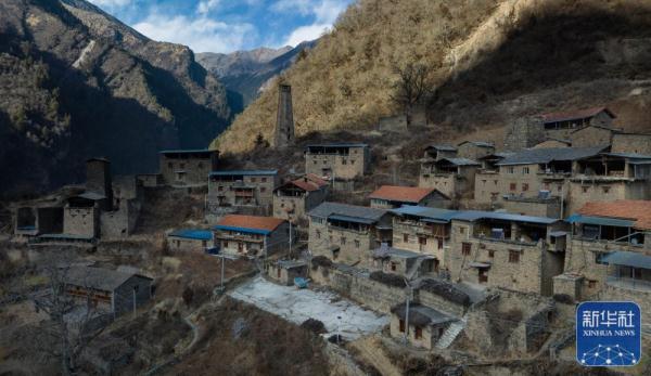 深藏高山深谷间的传统羌寨