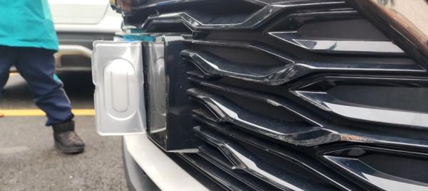 爱车停在车位遭刮蹭,调监控发现:肇事者当时下车了 爱车停在车位遭刮蹭,调监控发现:肇事者当时下车了