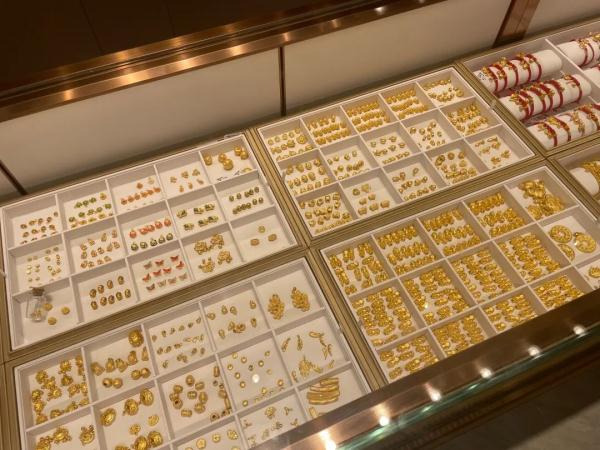“镇店之宝都被抢空了”！有人一天买入超23万元黄金！专家提醒