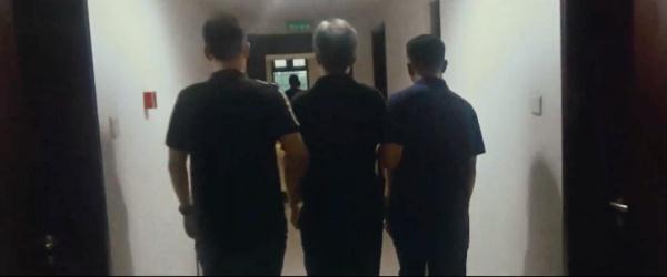 现场曝光！国安部公布2名间谍抓捕画面→