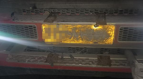 故意不擦车牌?违法! 故意不擦车牌?违法!