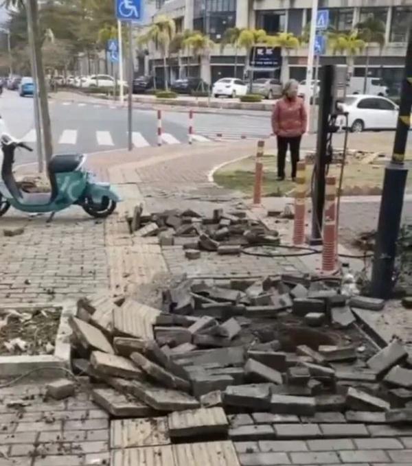 南宁一下水道爆炸,致2名学生受伤,多车被砸 南宁一下水道爆炸,致2名学生受伤,多车被砸