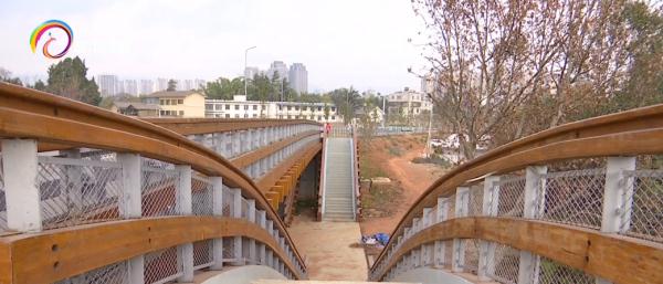 昆明朝云桥四面围挡拆除，市民散步看景更方便！