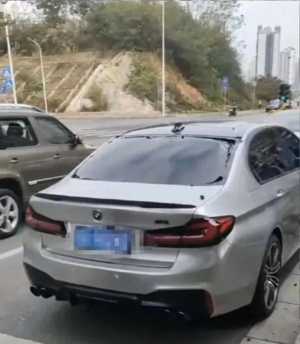 南宁一下水道爆炸,致2名学生受伤,多车被砸 南宁一下水道爆炸,致2名学生受伤,多车被砸