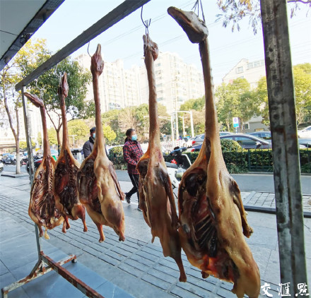南京街头腊味飘香年味浓