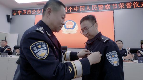 戴上父亲的警号!封存4年多的500085警号重启! 戴上父亲的警号!封存4年多的500085警号重启!