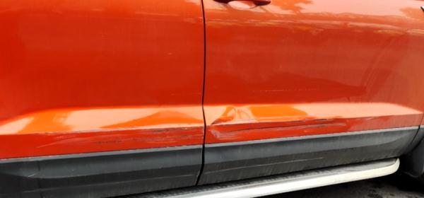 爱车停在车位遭刮蹭,调监控发现:肇事者当时下车了 爱车停在车位遭刮蹭,调监控发现:肇事者当时下车了