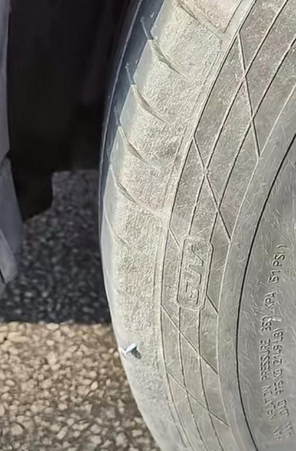 一省道多辆车被钢钉扎破胎，交警回应！