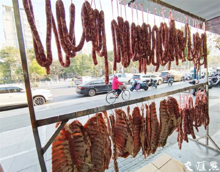 南京街头腊味飘香年味浓