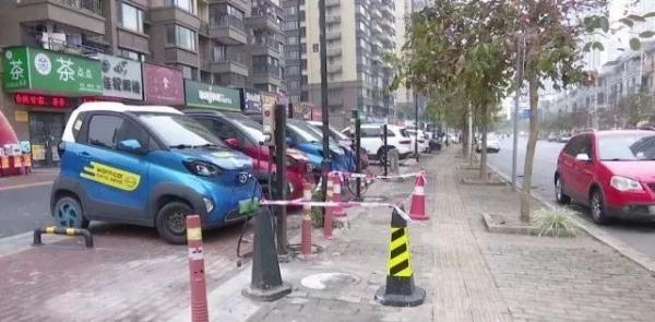 南宁一下水道爆炸,致2名学生受伤,多车被砸 南宁一下水道爆炸,致2名学生受伤,多车被砸