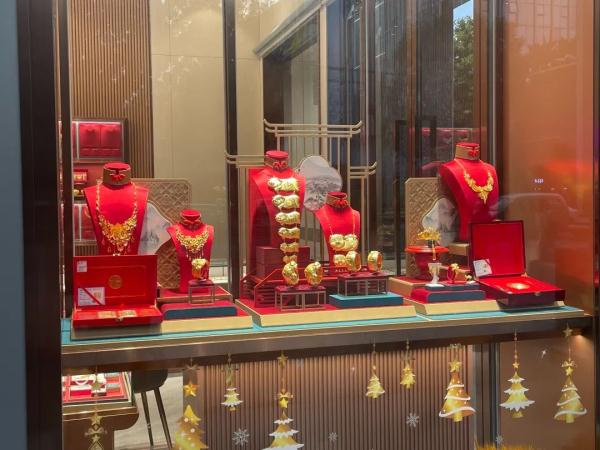 “镇店之宝都被抢空了”！有人一天买入超23万元黄金！专家提醒